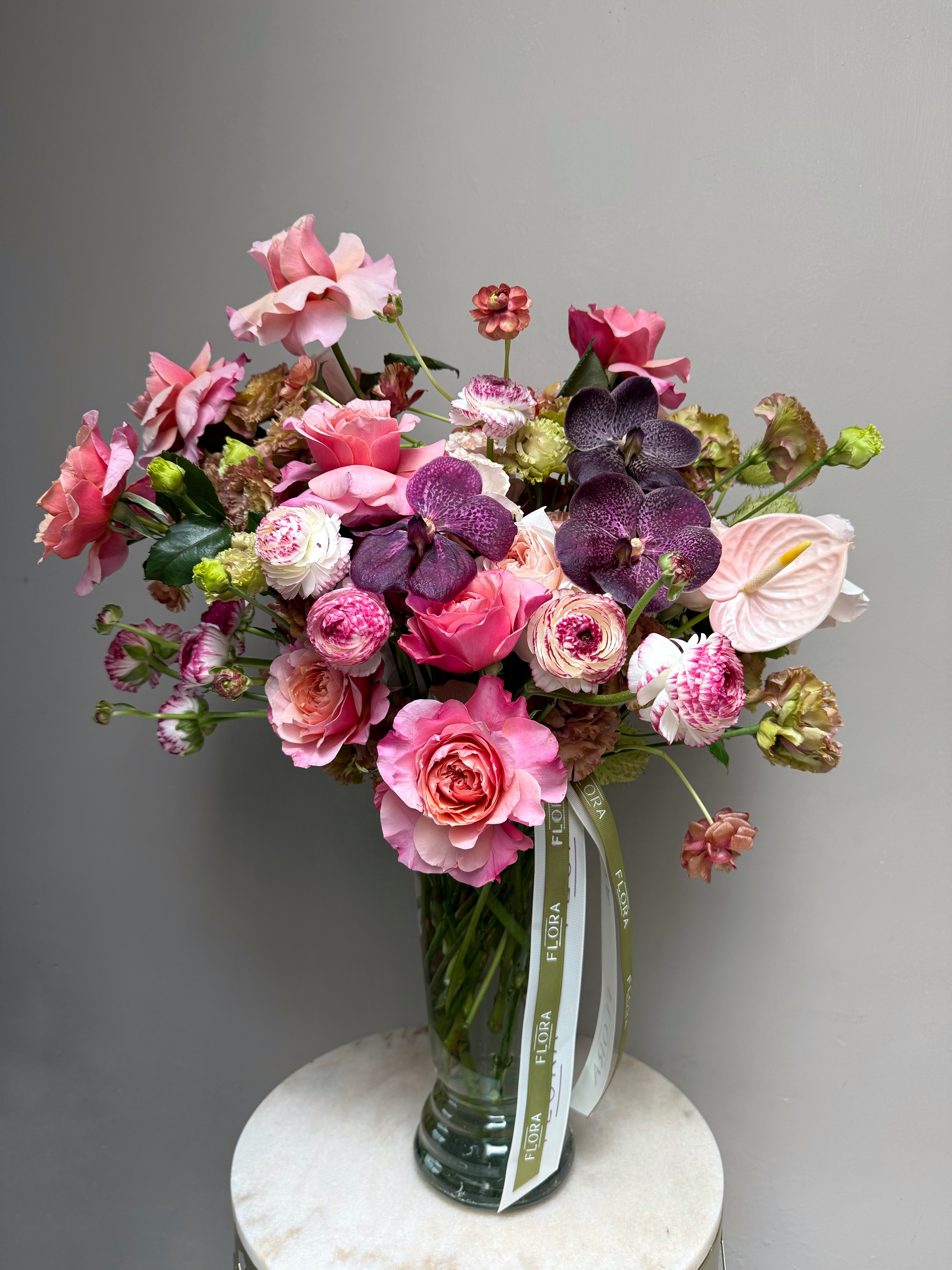 Arreglo floral elegante de FLORA